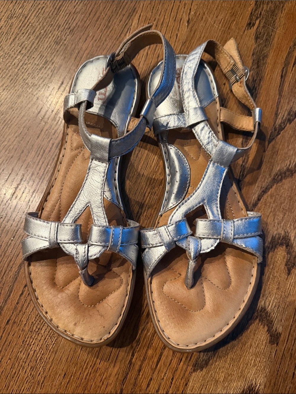 Born Metallic leather Silver T-Strap Sandals sz 8